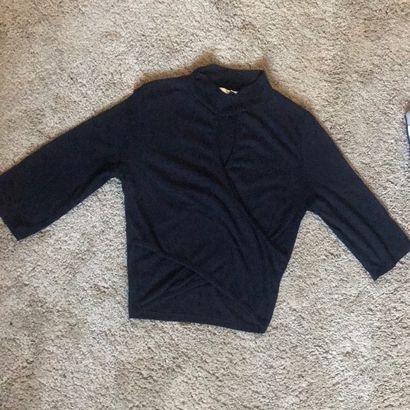 🎧Keyhole crop top🎧 - Picture 4 of 7